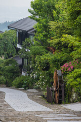 日本　岐阜県中津川市にある中山道の宿馬町、馬籠宿の石畳の坂道と町並みと水車