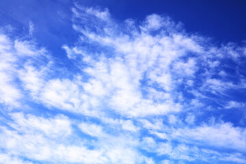 Obraz premium 刷毛で描いたような流れる雲