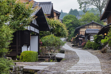 日本　岐阜県中津川市にある中山道の宿馬町、馬籠宿の石畳の坂道と町並み