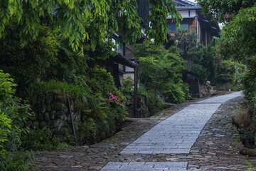 日本　岐阜県中津川市にある中山道の宿馬町、馬籠宿の石畳の坂道と夕暮れ時の町並み