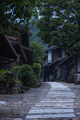 日本　岐阜県中津川市にある中山道の宿馬町、馬籠宿の石畳の坂道と夕暮れ時の町並み