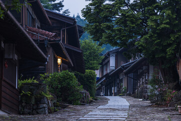 日本　岐阜県中津川市にある中山道の宿馬町、馬籠宿の石畳の坂道と夕暮れ時の町並み