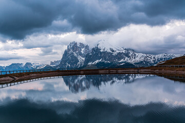 Wasserspeicher am Seiser Alm in den Dolomiten in Südtirol, Italien.