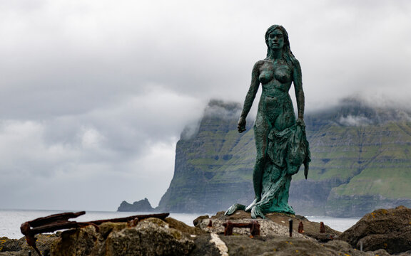 La estatua de Kopakonan. &lsquo;The Seal woman&rsquo;., Islas Feroe.. La leyenda de K&oacute;pakonan, muy conocida en la Feroe. Escultura de bronce y acero en los acantilados de  Mikladalur, Kalsoy

