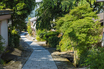 日本　岐阜県中津川市にある中山道の宿馬町、馬籠宿の石畳の坂道と町並み