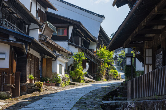 日本　岐阜県中津川市にある中山道の宿馬町、馬籠宿の石畳の坂道と町並み