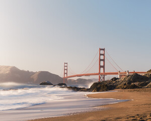 Golden Gate Bridge bei Golden Hour vom Baker Beach, San Francisco