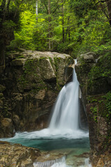 Fototapeta premium 日本 岐阜県中津川市の夕森公園にある竜神の滝