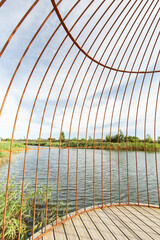 Natur hinter Gitterstäben. Gefangen in der Natur.
Nature behind bars. Trapped in nature.