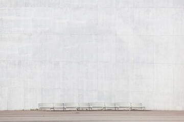 Leere hellgraue Betonwand.
Riesige Betonwand mit leerer Sitzbank.
Empty light gray concrete wall.
Huge concrete wall with empty bench.