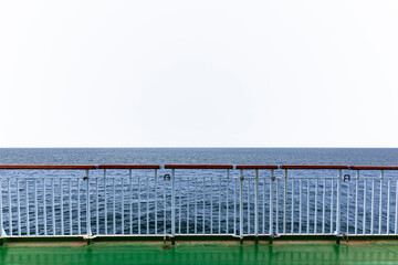 Maritimer Hintergrund. Schiffsreling oder Bootsreling mit Wasser im Hintergrund. Maritime...