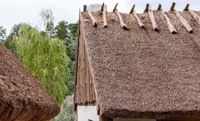 Traditionelles Schilfdach. Naturdach Gebäude mit Schilf.
Traditional thatched roof. Natural roof building with reeds.