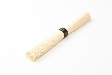 白背景にそうめん