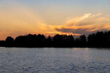 Naklejka premium beautiful bright sunset on the lake in the summer