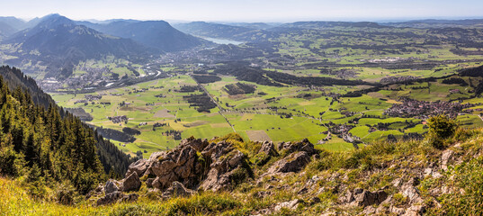 Blick vom Gipfel des Grünten im Allgäu Richtung Immenstadt und den Alpsee