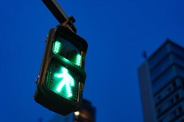 夜空に輝く信号機