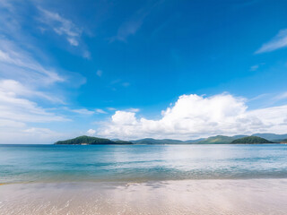 Obraz premium A sunlit cloudscape over sea and mountain