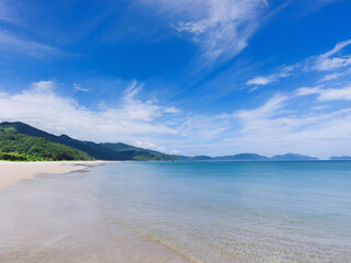 Obraz premium A sunlit cloudscape over sea and mountain