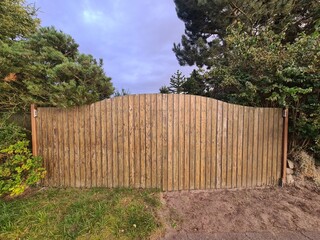 ein Holztor in Rostock - Lichtenhagen