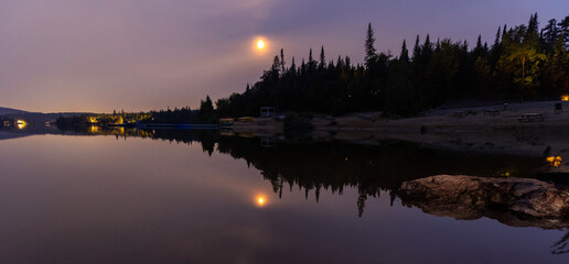 Obraz premium Full moon over the lake in mont Tremblant national park, Canada