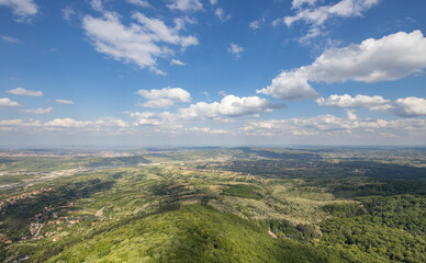 Obraz premium A beautiful view of a city with a clear blue sky