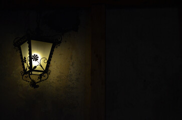 lanterna, abitazione, poca luce, buio, candela,
