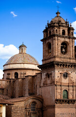 Fototapeta premium Vista lateral de la Iglesia de la Compañía de Jesús, Plaza Mayor del Cusco, Perú