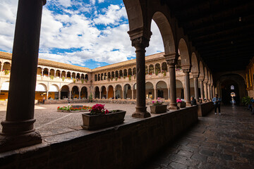 pilares del patio interior del Convento de Santo Domingo, Cusco, Perú.