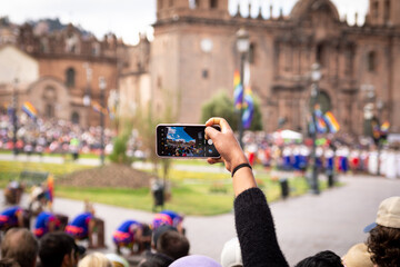 Turista retrata inti raymi en la plaza mayor del cusco