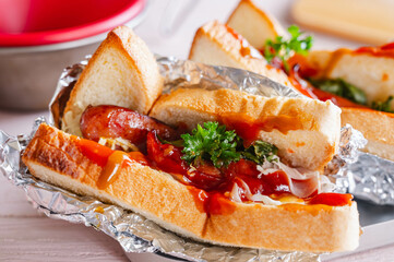 アウトドアで食パンホットドッグ