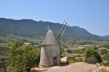 VIEUX MOULIN A VENT DU VILLAGE DE CUCUGNAN XVII éme SIÈCLE