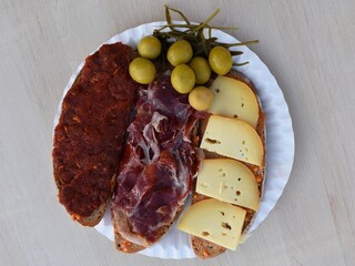 Pa amb oli o pamboli.