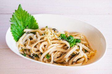 冷やしごまだれたぬきうどん