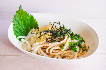 冷やしごまだれたぬきうどん