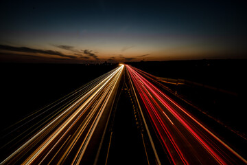 smugi świateł samochodów na autostradzie w nocy