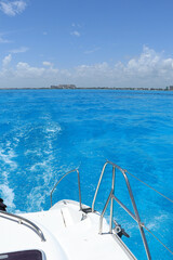 Obraz premium Sailing Through Paradise: Crystal-Clear Caribbean Sea and Catamaran Bliss