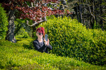 Femme en visite dans les Jardins d'Étretat en Normandie