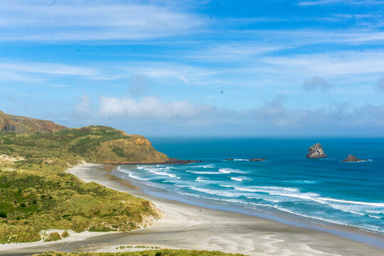 A stunning lighthouse perched on the dramatic cliffs of Otago's coast, New Zealand. Overlooking the Pacific Ocean, this spot offers breathtaking views, perfect for summer outings, birdwatching penguim