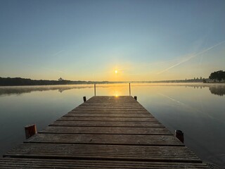 Obraz premium Serene Sunrise Over Talkumsee: A Moment of Peace