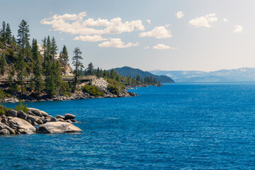 Naklejka premium Lake Tahoe – malerische Landschaft am kristallklaren Bergsee