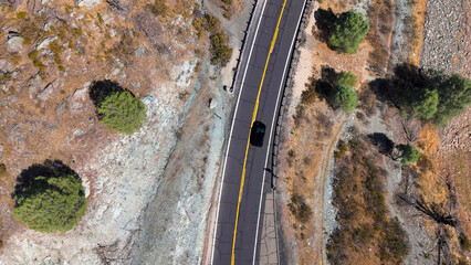 Blick von oben auf Auto in der Wüste