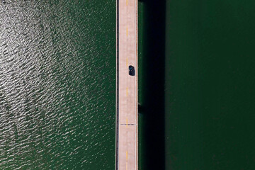 Auto SUV überquert Brücke mit Wasser Blick von oben