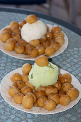 Frittierte Hefeteig Bällchen Loukoumades mit Zimt, Honig und Eis.