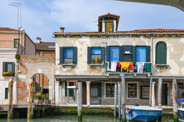 Wäsche hängt an den Häusern in Venedig