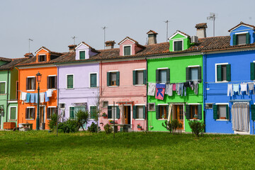 W&auml;sche h&auml;ngt an den bunten H&auml;usern auf der Insel Burano, Venedig