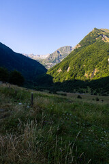 Paysage au petit matin au départ du sentier de randonnée vers le Lac d’Oô dans les Pyrénées à côté de Bagnères-de-Luchon