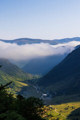 Vue sous la brume matinale sur la vallée du Neste d’Oô dans les Pyrénées à côté de Bagnères-de-Luchon