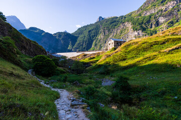 Refuge du Lac d’Oô, à côté du barrage hydroélectrique dans les Pyrénées à côté de...