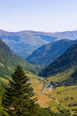 Obraz premium Vue sur la vallée du Neste d’Oô dans les Pyrénées à côté de Bagnères-de-Luchon