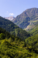 Paysage au départ du sentier de randonnée vers le Lac d’Oô dans les Pyrénées à côté de Bagnères-de-Luchon